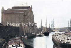 Ziegelwiesenkanal, alter Industriekanal im Hafengebiet in Hamburg Harburg; Speicher der Harburger Ölwerke. Frachtsegler, Dampfer, Binnenschiffe und Schuten liegen an den Kaianlagen des Kais.