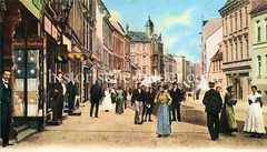 Historische Ansicht der Wilstorferstraße in Harburg - Passanten gehen auf der Straße, Geschäftsinhaber stehen vor ihrer Ladentür.