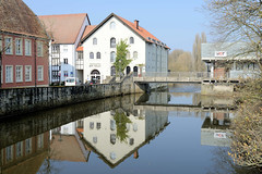 Die Stadt Warendorf ist die Kreisstadt des Kreises Warendorf - sie liegt im Regierungsbezirk Münster im Bundesland Nordrhein-Westfalen; Mühlengebäude an der Ems, Wasserspiegelungen.