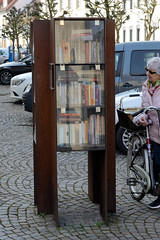 Die Stadt Warendorf ist die Kreisstadt des Kreises Warendorf - sie liegt im Regierungsbezirk Münster im Bundesland Nordrhein-Westfalen; Bücherschrank / Büchertausch.