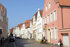 Die Stadt Warendorf ist die Kreisstadt des Kreises Warendorf - sie liegt im Regierungsbezirk Münster im Bundesland Nordrhein-Westfalen; Wohnhäuser, Geschäfte / Oststraße.
