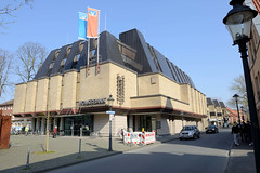 Die Stadt Warendorf ist die Kreisstadt des Kreises Warendorf - sie liegt im Regierungsbezirk Münster im Bundesland Nordrhein-Westfalen; moderne Architektur, Bankgebäude.