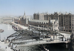 Historische Ansicht von der Kornhausbrücke und dem dahinter liegenden Hauptzollamt am neuen Wandrahm und Gebäude der Speicherstadt, ca. 1900.