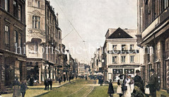 Geschäfte und Passanten in der Lüneburger Straße von Harburg an der Elbe.