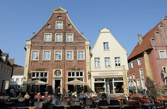 Die Stadt Warendorf ist die Kreisstadt des Kreises Warendorf - sie liegt im Regierungsbezirk Münster im Bundesland Nordrhein-Westfalen; Marktplatz mit Außengastronomie.