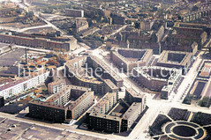 Altes Luftbild von den Siedlungsbauten am Habichtplatz in Hamburg Barmbek Nord, ca. 1930.