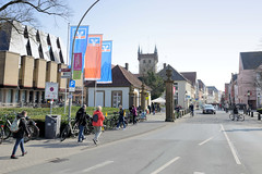 Die Stadt Warendorf ist die Kreisstadt des Kreises Warendorf - sie liegt im Regierungsbezirk Münster im Bundesland Nordrhein-Westfalen; Blick in die Münsterstraße.