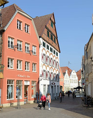 Die Stadt Warendorf ist die Kreisstadt des Kreises Warendorf - sie liegt im Regierungsbezirk Münster im Bundesland Nordrhein-Westfalen;  Häuser am Marktplatz.