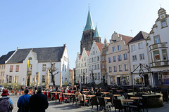 Die Stadt Warendorf ist die Kreisstadt des Kreises Warendorf - sie liegt im Regierungsbezirk Münster im Bundesland Nordrhein-Westfalen; Marktplatz mit Außengastronomie.