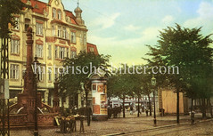 Altes Bild vom Brunnen und Litfaßsäule auf der Marktfläche am Sand in Harburg.
