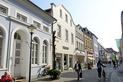 Die Stadt Warendorf ist die Kreisstadt des Kreises Warendorf - sie liegt im Regierungsbezirk Münster im Bundesland Nordrhein-Westfalen; Geschäftshäuser in der Hohen Straße.