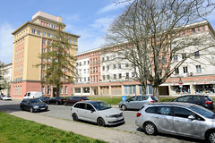 Reutershagen, benannt nach dem niederdeutschen Schriftsteller Fritz Reuter, ist ein Ortsteil von Rostock im Bundesland Mecklenburg-Vorpommern; ; Wohnblocks im Baustil des sozialistischen Klassizismus in der Ernst Thälmann Straße.