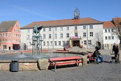 Die Hansestadt  Anklam  ist eine Stadt im Landkreis Vorpommern-Greifswald in Mecklenburg-Vorpommern; Brunnen / Rathaus Anklamer Markt.