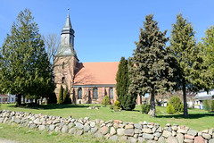 Kröslin ist ein Ort und gleichnamige Gemeinde im Landkreis Vorpommern-Greifswald in Mecklenburg-Vorpommern; Christophorus-Kirche.