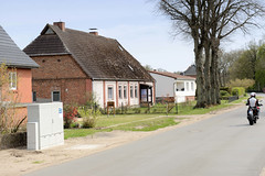 Kuhstorf ist ein Ort und gleichnamige Gemeinde im Landkreis Ludwigslust-Parchim in Mecklenburg-Vorpommern; Wohnhäuser an der Dorfstraße.