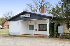 Kirch Jesar ist ein Ort und gleichnamige  Gemeinde im Landkreis Ludwigslust-Parchim in Mecklenburg-Vorpommern; Gasthaus mit flachem Satteldach.