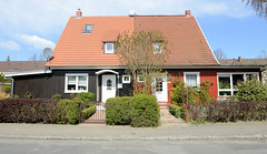 Reutershagen, benannt nach dem niederdeutschen Schriftsteller Fritz Reuter, ist ein Ortsteil von Rostock im Bundesland Mecklenburg-Vorpommern; Doppelhaus mit unterschiedlicher Fassadengestaltung - Vorgärten.