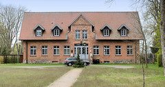 Kirch Jesar ist ein Ort und gleichnamige  Gemeinde im Landkreis Ludwigslust-Parchim in Mecklenburg-Vorpommern; Wohnhaus mit Zwerchgiebel und Dachgauben.