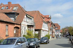 Bad Bevensen ist eine Stadt im Landkreis Uelzen im Bundesland Niedersachsen; Wohnhäuser, Fachwerkgebäude an der Aue.
