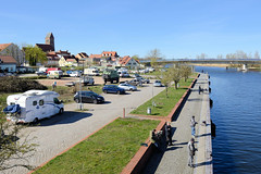 Die Hansestadt  Anklam  ist eine Stadt im Landkreis Vorpommern-Greifswald in Mecklenburg-Vorpommern; Angler am Peeneufer - Parkplatz / Wohnmobil.