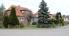Jasnitz ist ein Ortsteil der Gemeinde Pcher im Landkreis Ludwigslust-Parchim in Mecklenburg-Vorpommern;  Wohnhäuser mit Vorgarten, Baumbestand.