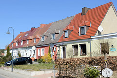 Karlshagen ist ein Ostseebad auf der Insel Usedom  im Landkreis Vorpommern-Greifswald in Mecklenburg-Vorpommern; Reihenhaus mit unterschiedlicher Fassadengestaltung.