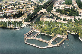 Historische Luftaufnahme der Alster-Badeanstalt in Hamburg Hohenfelde, ca. 1925 - lks. die Mündung vom Mundsburger Kanal.