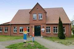 Picher ist ein Ort und gleichnamige Gemeinde im Landkreis Ludwigslust-Parchim in Mecklenburg-Vorpommern;  Kindergarten - Backsteinhaus mit Zwerchgiebel.