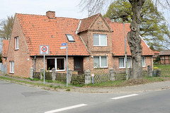 Kuhstorf ist ein Ort und gleichnamige Gemeinde im Landkreis Ludwigslust-Parchim in Mecklenburg-Vorpommern; Wohnhaus mit Dachgaube.