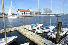 Eldena ist ein Ortsteil der Hansestadt Greifswald in Mecklenburg-Vorpommern;  Bootssteg mit Segelbooten - Blick über die Ryck.