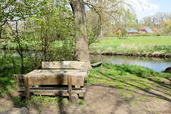 Wichmannsburg ist ein Ortsteil der Einheitsgemeinde Bienenbüttel im niedersächsischen Landkreis Uelzen;  Rastplatz mit Holzbänken, Holztisch am Ufer der Ilmenau.