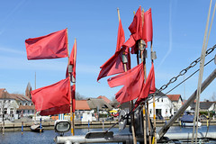 Eldena ist ein Ortsteil der Hansestadt Greifswald in Mecklenburg-Vorpommern; Fischkutter mit roten Positionsfahnen.