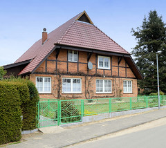 Strohkirchen ist eine Gemeinde im Landkreis Ludwigslust-Parchim in Mecklenburg-Vorpommern; Fachwerkgebäude mit Krüppelwalmdach.
