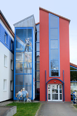 Reutershagen, benannt nach dem niederdeutschen Schriftsteller Fritz Reuter, ist ein Ortsteil von Rostock im Bundesland Mecklenburg-Vorpommern; Verwaltungsgebäude - Neubau mit Fassadenbild.