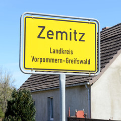 Zemitz ist ein Ort und gleichnamige Gemeinde im Landkreis Vorpommern-Greifswald im Bundesland Mecklenburg-Vorpommern; Ortsschild.