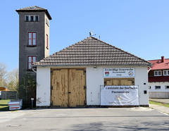 Peenemünde ist ein Ort und gleichnamige Gemeinde auf  der Insel Usedom im Landkreis Vorpommern-Greifswald in  Mecklenburg-Vorpommern;  Gebäude der Freiwilligen Feuerwehr mit Schlauchturm.
