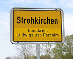 Strohkirchen ist eine Gemeinde im Landkreis Ludwigslust-Parchim in Mecklenburg-Vorpommern;  Ortsschild.