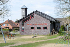 Kuhstorf ist ein Ort und gleichnamige Gemeinde im Landkreis Ludwigslust-Parchim in Mecklenburg-Vorpommern;  Feuerwehrgebäude mit Schlauchturm - Spielplatz.