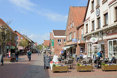 Bad Bevensen ist eine Stadt im Landkreis Uelzen im Bundesland Niedersachsen; Straße mit Geschäften, Café / Konditorei.