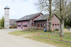 Kuhstorf ist ein Ort und gleichnamige Gemeinde im Landkreis Ludwigslust-Parchim in Mecklenburg-Vorpommern; Feuerwehrgebäude mit Schlauchturm.