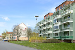 Reutershagen, benannt nach dem niederdeutschen Schriftsteller Fritz Reuter, ist ein Ortsteil von Rostock im Bundesland Mecklenburg-Vorpommern; Wohnblock mit angesetzten Balkons.