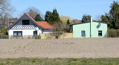 Zemitz ist ein Ort und gleichnamige Gemeinde im Landkreis Vorpommern-Greifswald im Bundesland Mecklenburg-Vorpommern; Wohnhaus und Scheune am Feld.