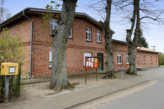 Strohkirchen ist eine Gemeinde im Landkreis Ludwigslust-Parchim in Mecklenburg-Vorpommern; Ziegelgebäude, Infotafel und Post-Briefkasten.
