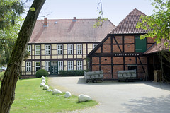 Medingen ist ein Ortsteil von Bad Bevensen in Niedersachsen; Wohnhaus, Scheune / anno 1505 am Klosterhof.