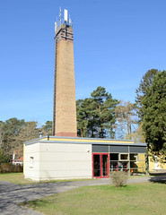Lubmin ist ein Ort und gleichnamige Gemeinde im Landkreis Vorpommern-Greifswald im Bundesland Mecklenburg-Vorpommern; alter Ziegelschornstein - Nutzung für Kommunikations-Sendeanlagen.