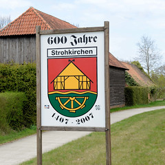 Strohkirchen ist eine Gemeinde im Landkreis Ludwigslust-Parchim in Mecklenburg-Vorpommern; Schild mit Dorfwappen.