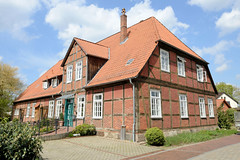 Bienenbüttel ist eine Einheitsgemeinde  im   Landkreis Uelzen, Niedersachsen im südlichen Teil der Metropolregion Hamburg; Fachwerkhaus mit Mansarddach  - Zwerchgiebel.