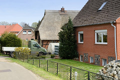Kuhstorf ist ein Ort und gleichnamige Gemeinde im Landkreis Ludwigslust-Parchim in Mecklenburg-Vorpommern; Wohnhäuser.