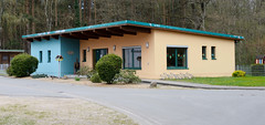 Strohkirchen ist eine Gemeinde im Landkreis Ludwigslust-Parchim in Mecklenburg-Vorpommern; Flachdachgebäude, Kindergarten.