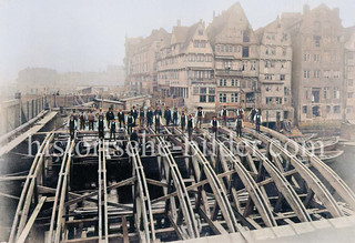 Baustelle der Hohen Brücke über das Nikolai Fleet in der Hamburger Altstadt, ca. 1887